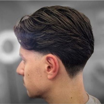 Nachher: Seitenansicht vor und nach dem Schnitt: Längen gekürzt, sauberer Übergang im Nacken