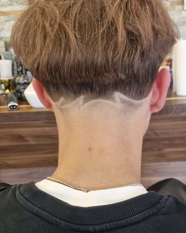 Fertiger Schnitt im Salon Shkrepi: Nackenpartie mit Taper und eingeschnittenem Wellenmuster
